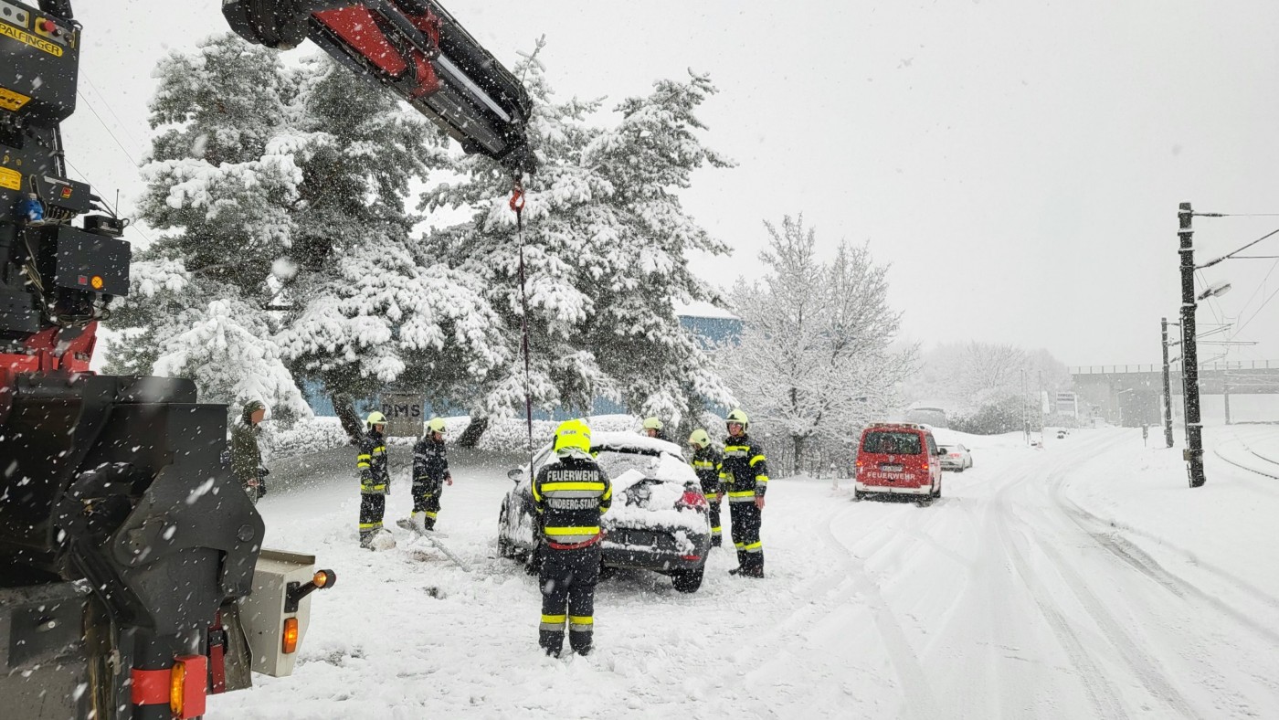 Fahrzeugbergung bei schneeglatter Fahrbahn